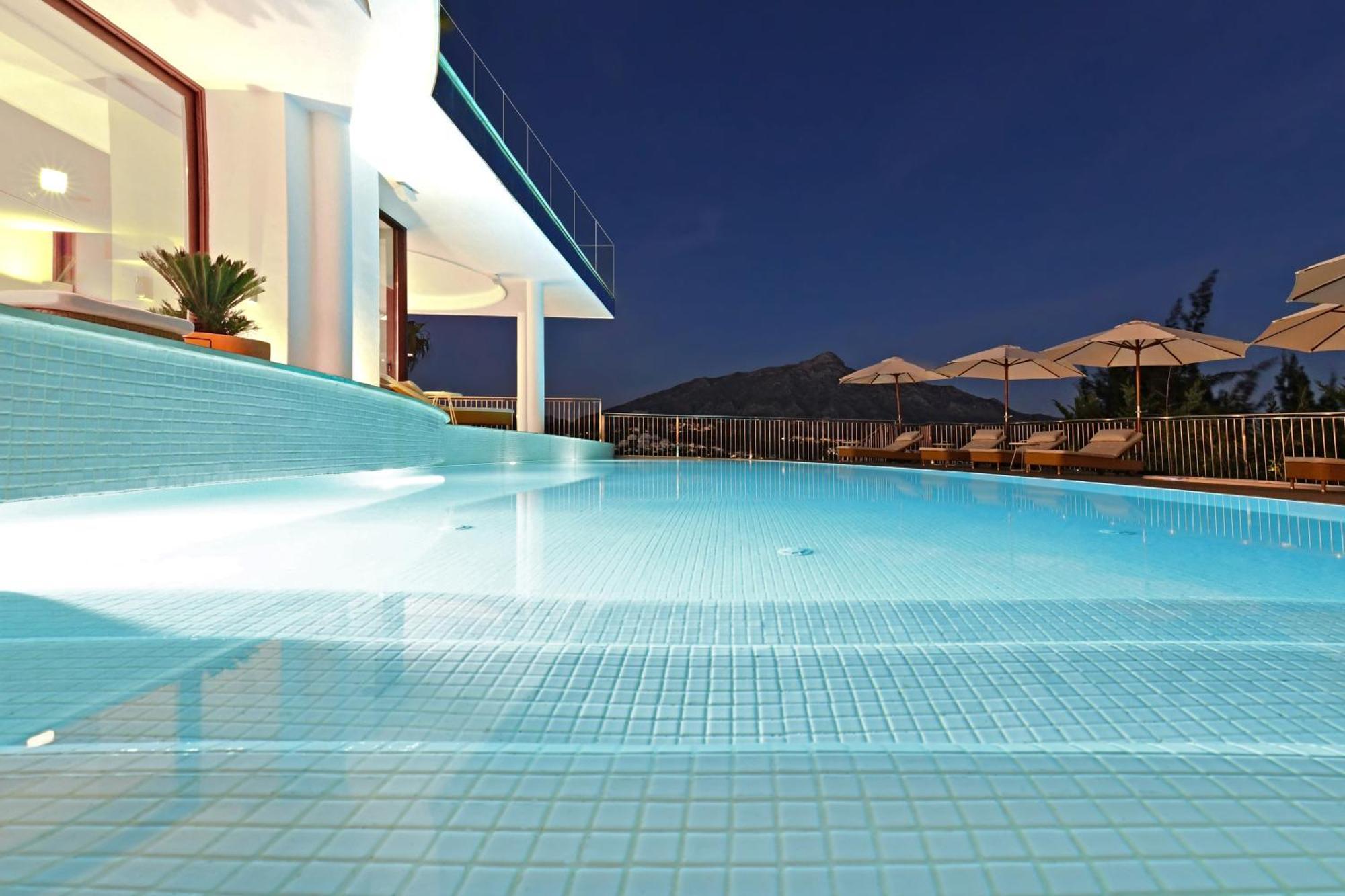 Luxury With Jacuzzis Near Puerto Banus Villa
