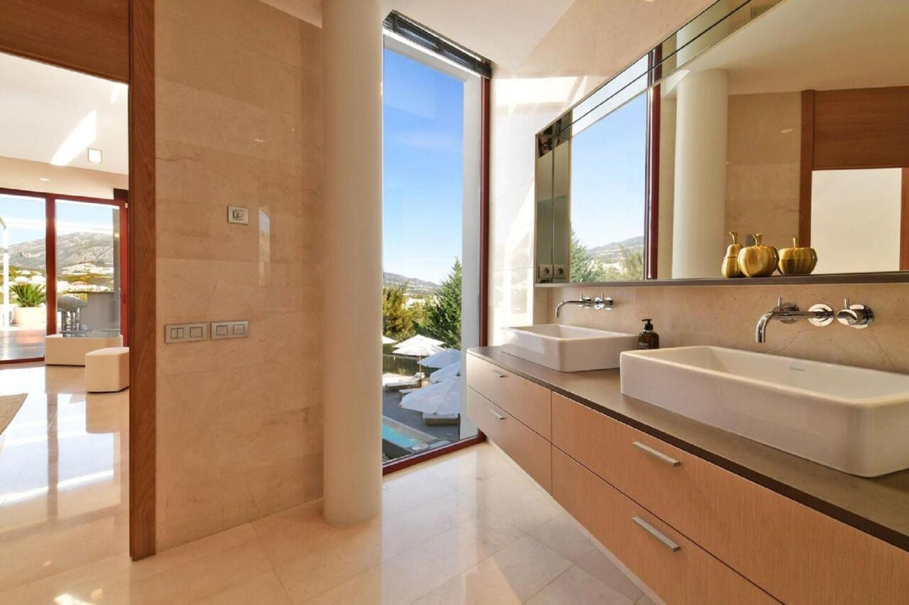 Luxury With Jacuzzis Near Puerto Banus Villa